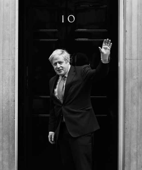 12月13日，在英国伦敦，英国首相、保守党领袖鲍里斯·约翰逊从白金汉宫返回唐宁街10号首相府。新华社发